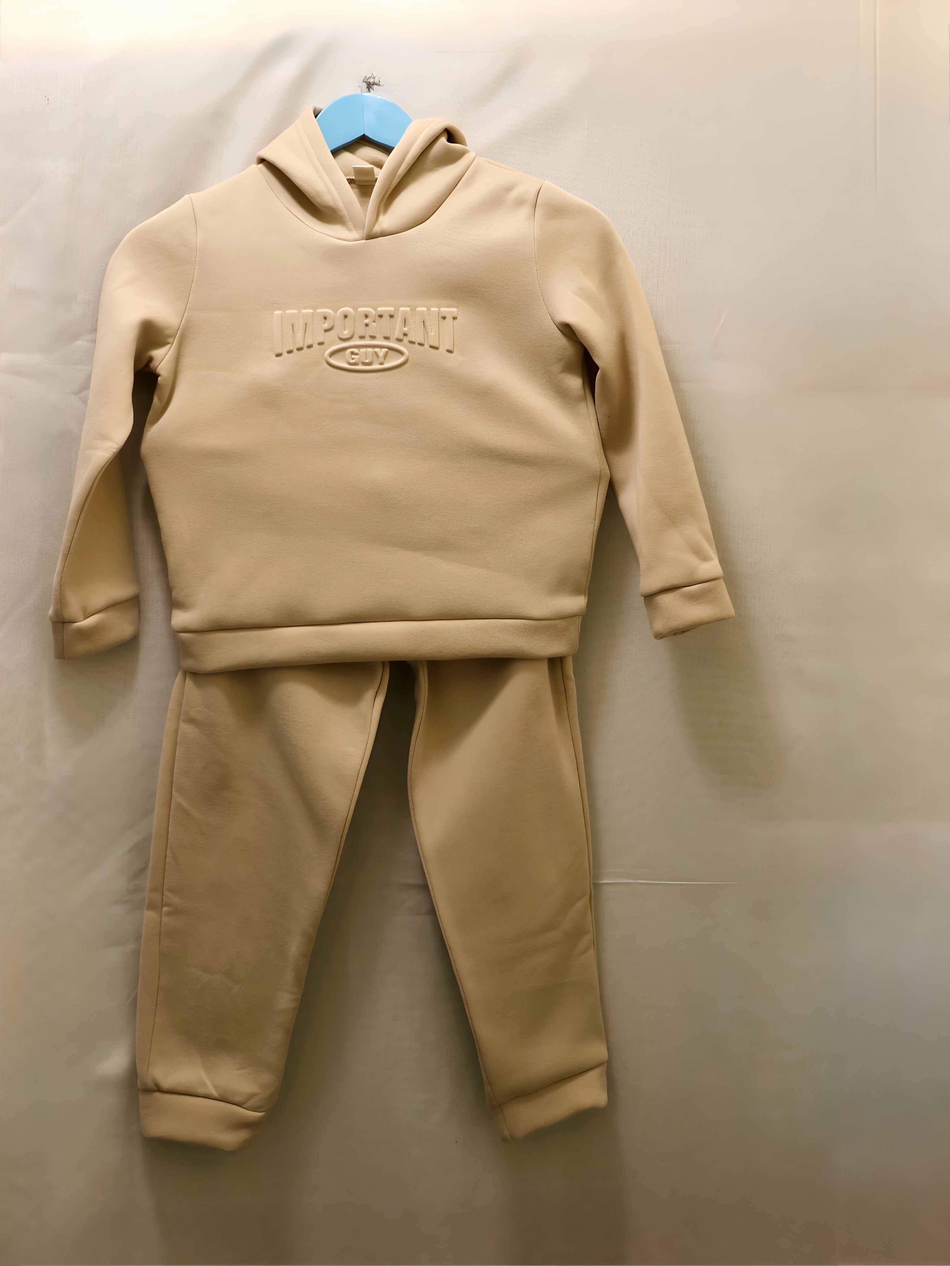 Ensemble enfant (hoodie + pantalon) beige – Taille 122/128 - photo 1 sur TheSwissDeal