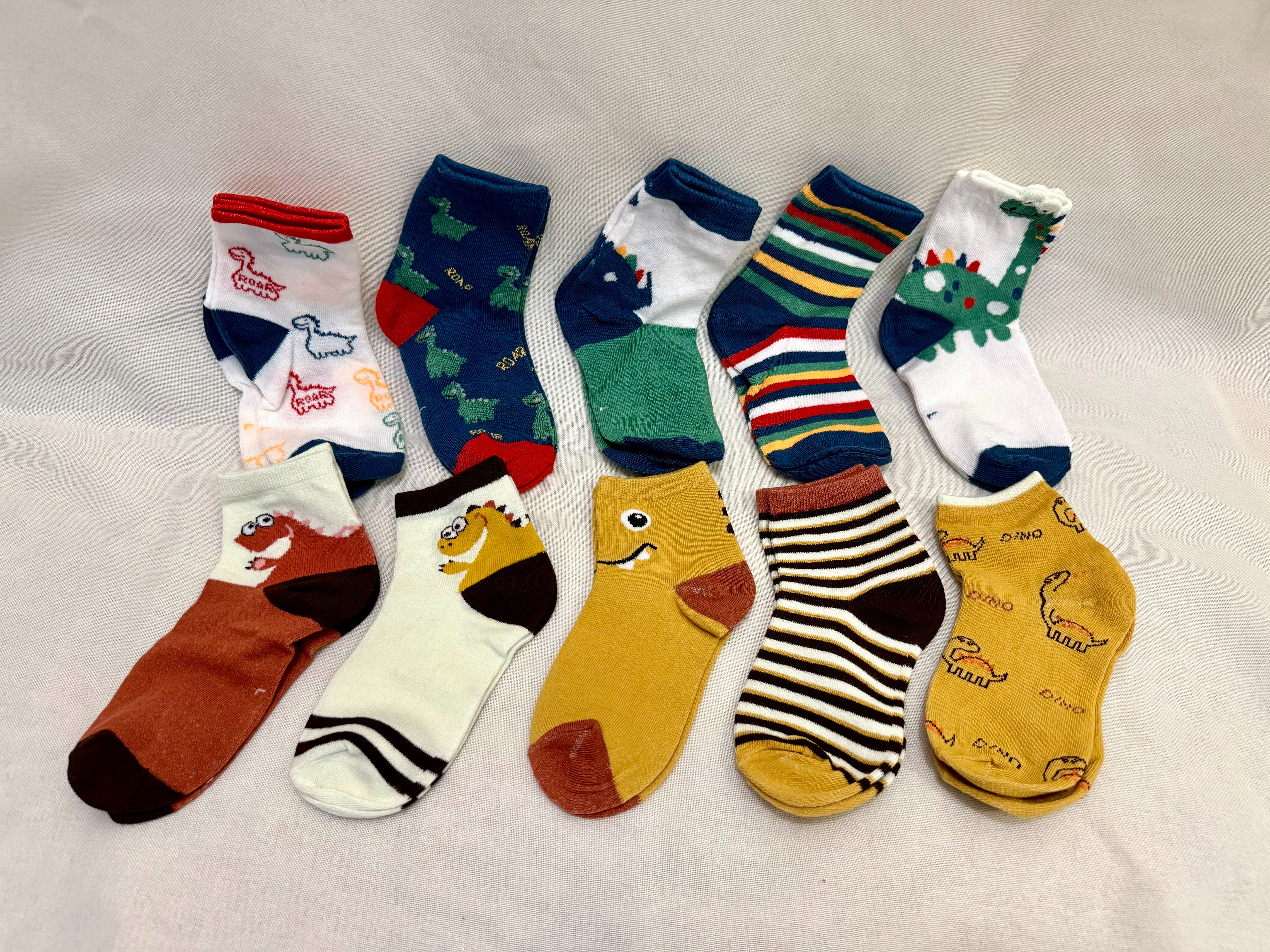 Lot de 10 chaussettes enfant motifs dinosaures, NEUF - photo 1 sur TheSwissDeal