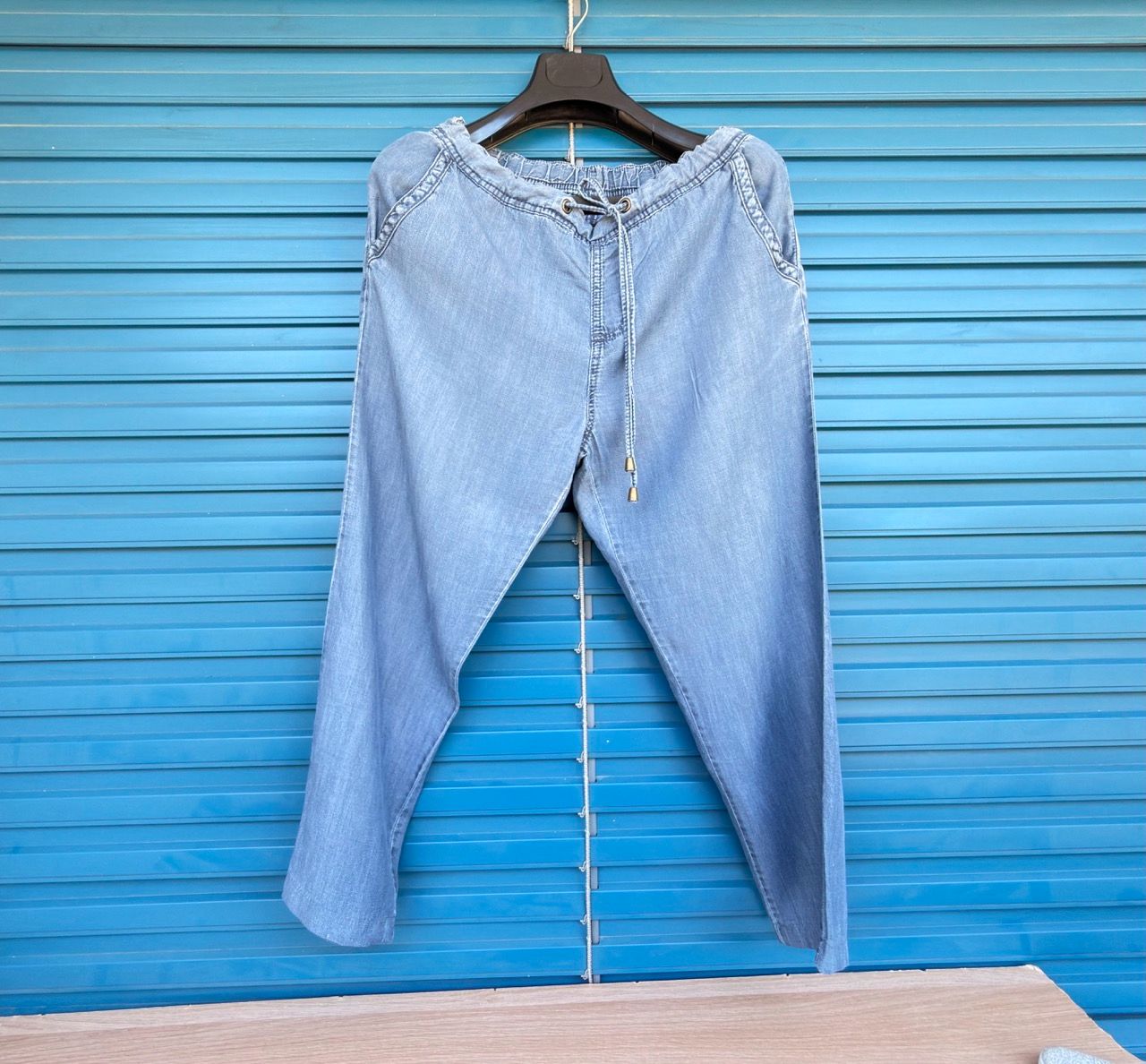Pantalon en jean ample bleu - photo 1 sur TheSwissDeal