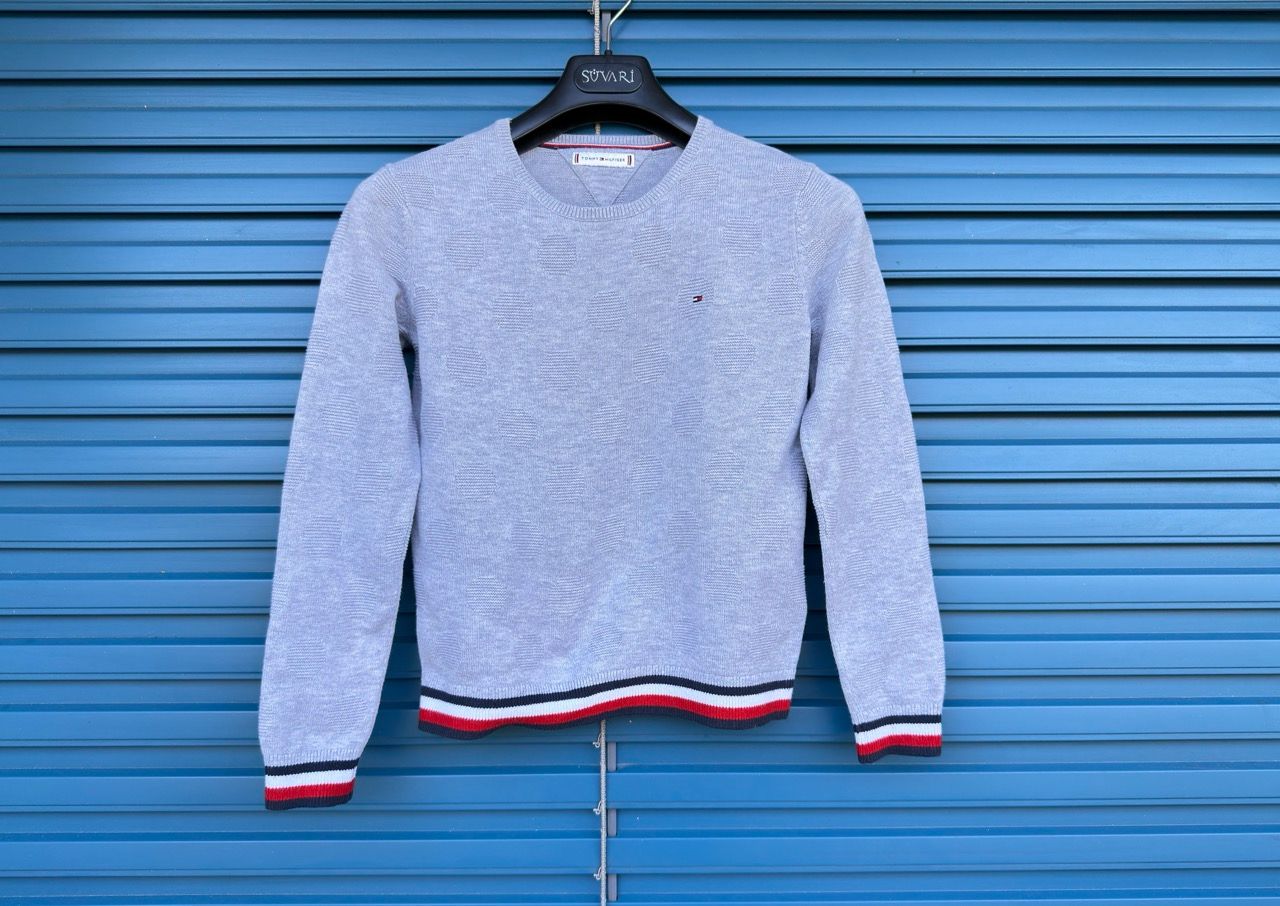 Pull Tommy Hilfiger Garçon – Style Premium – Très bon état - photo 1 sur TheSwissDeal