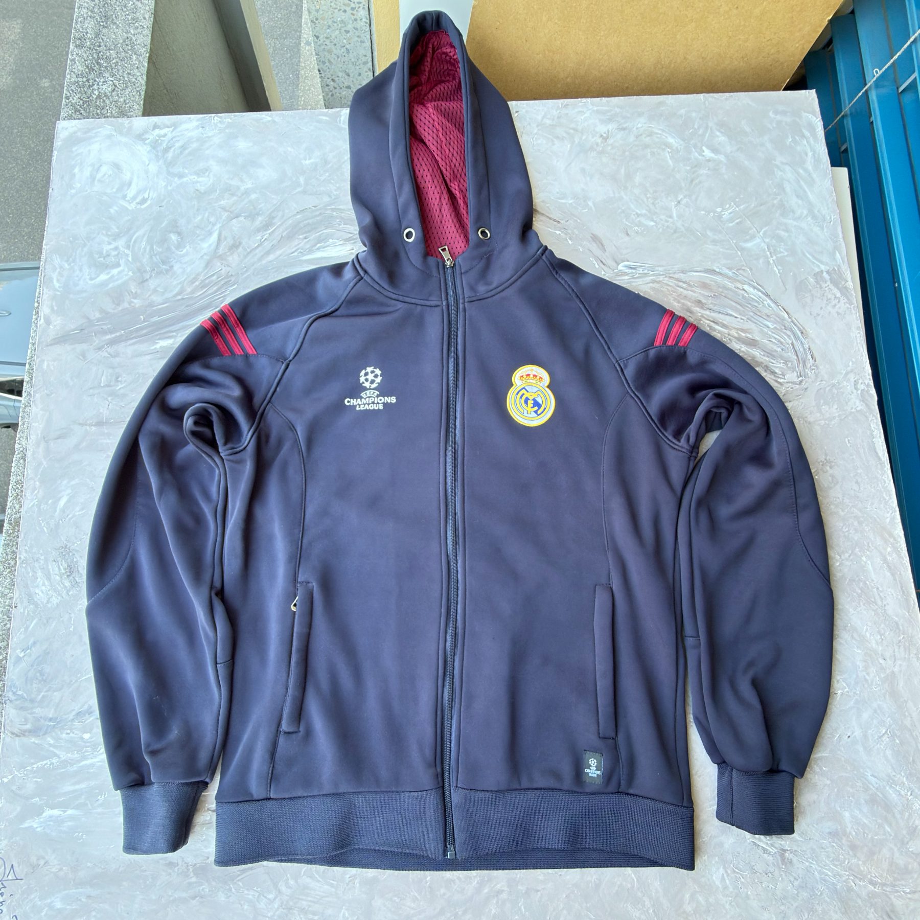 Veste à capuche Real Madrid - photo 1 sur TheSwissDeal