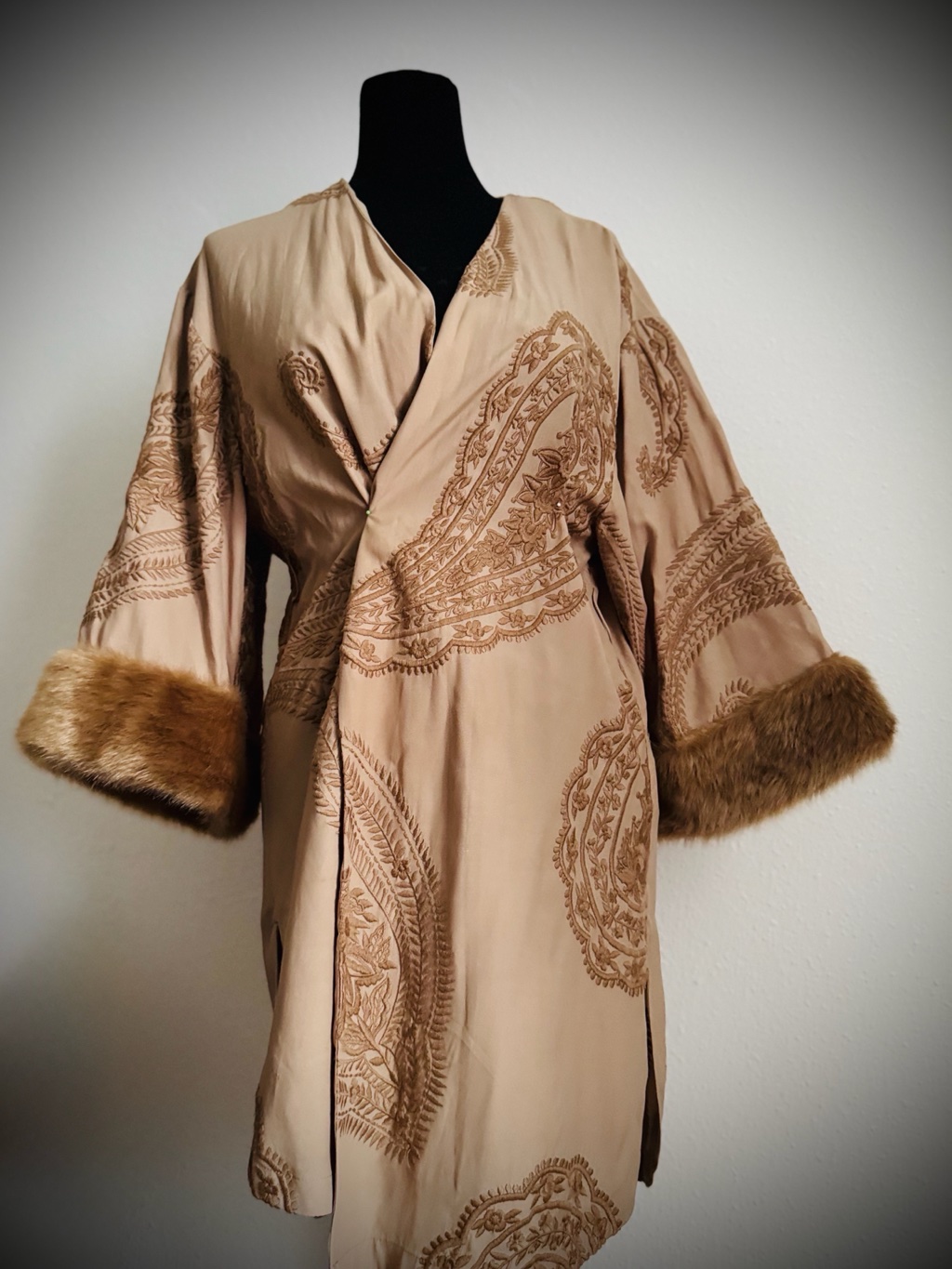 Robe kimono brodée - photo 1 sur TheSwissDeal