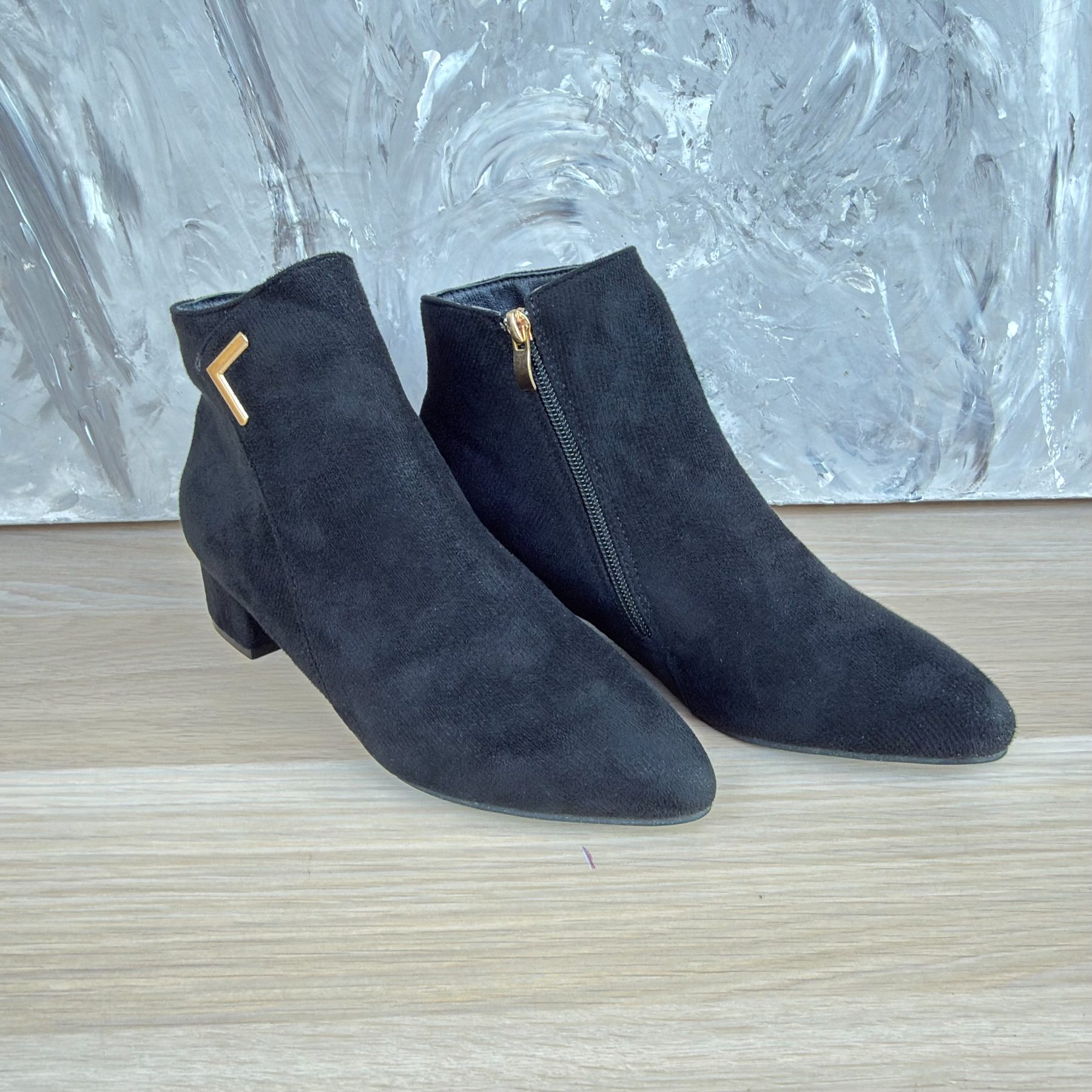 Bottines en suédine noire - photo 1 sur TheSwissDeal