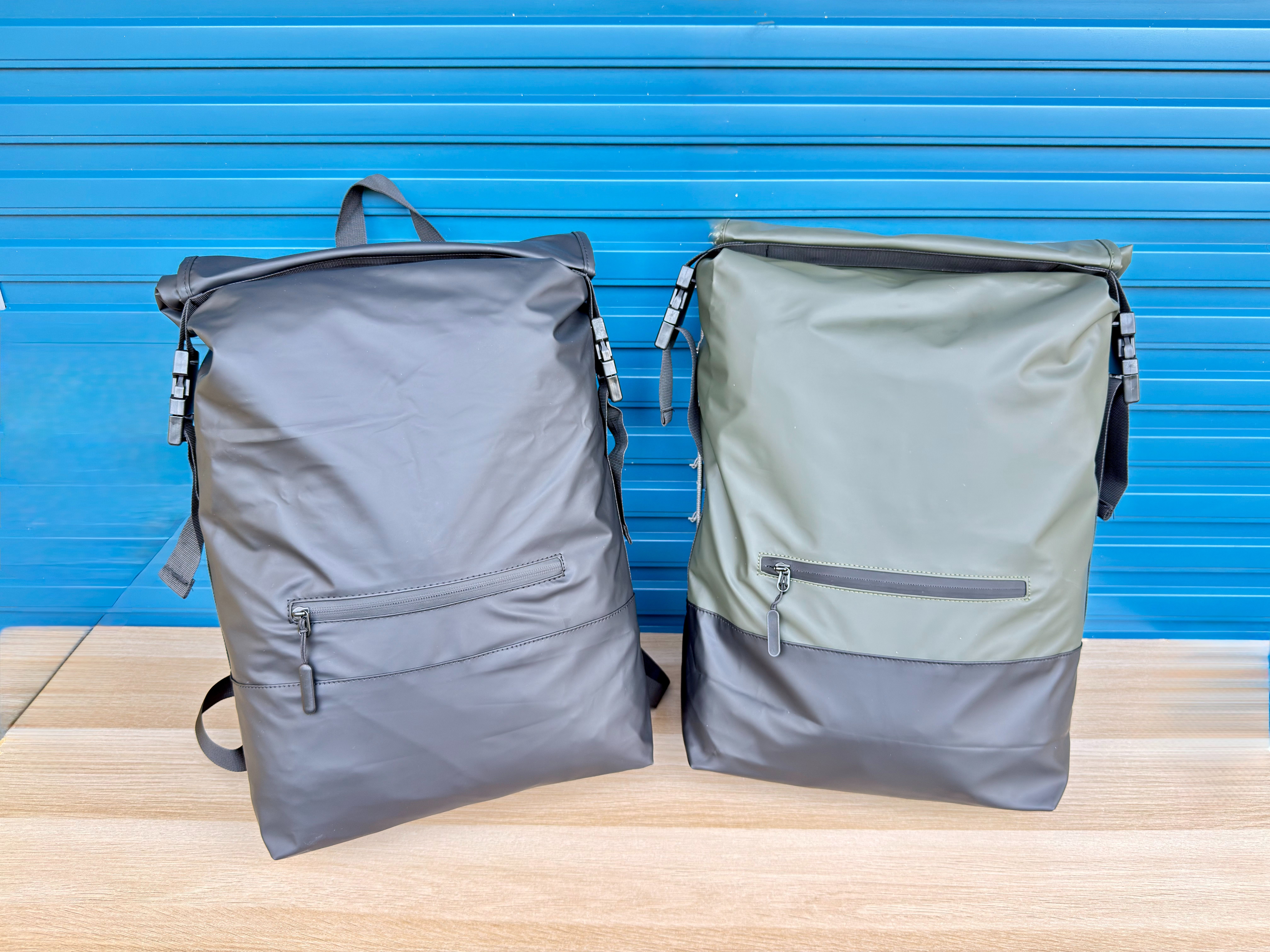 Sac à dos à rabat, Rolltop noir et vert olive - Neuf - photo 1 sur TheSwissDeal