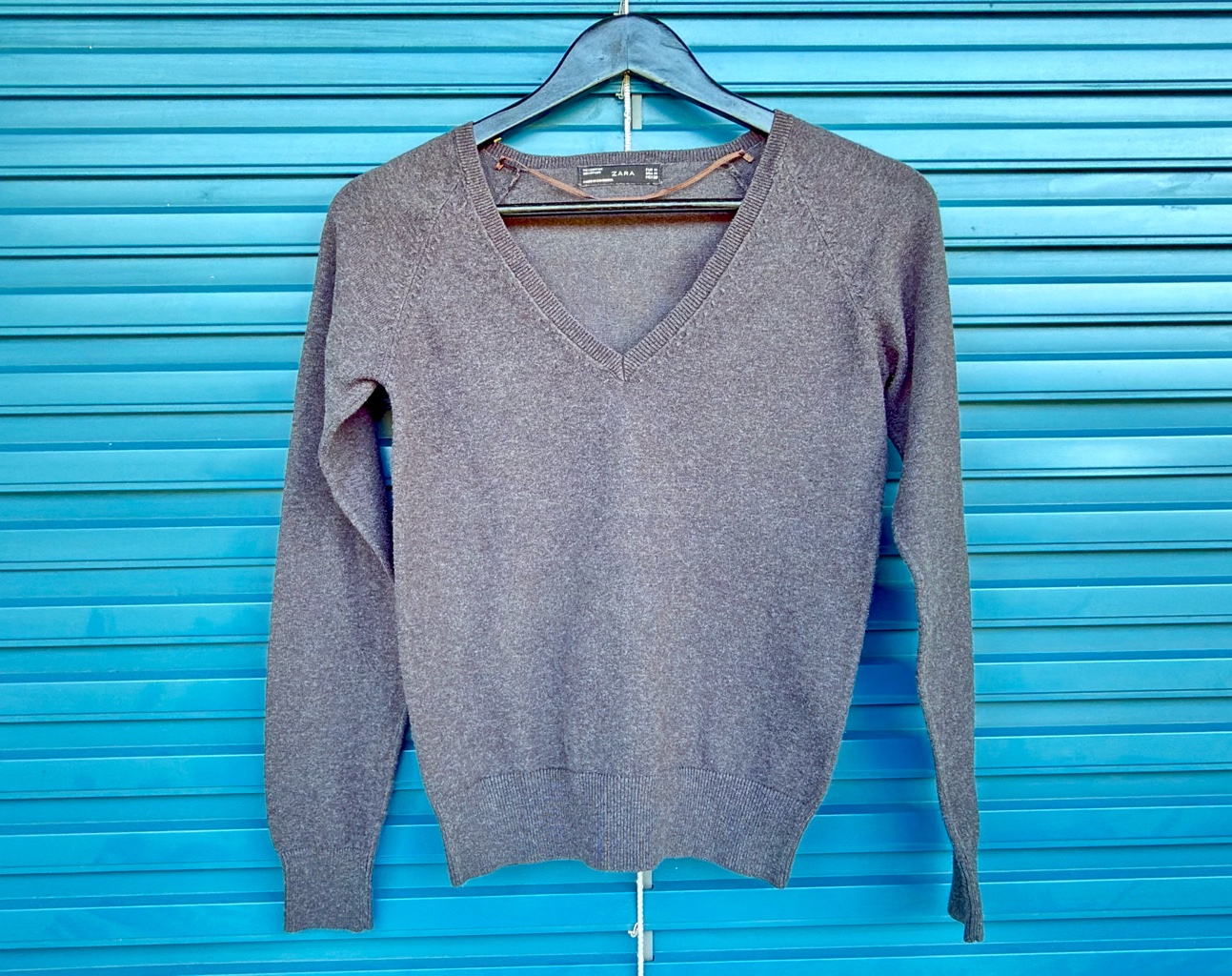 PULL ZARA NOIR À ENCOLURE EN V - photo 1 sur TheSwissDeal
