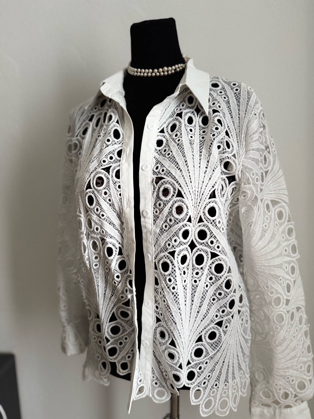 Chemise chic blanche - photo 1 sur TheSwissDeal
