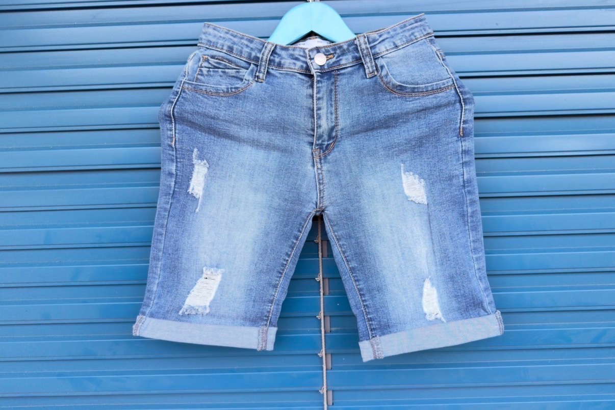 SHORTS EN DENIM DÉCHIRÉ, SHORTS EN JEAN EN DENIM - photo 1 sur TheSwissDeal