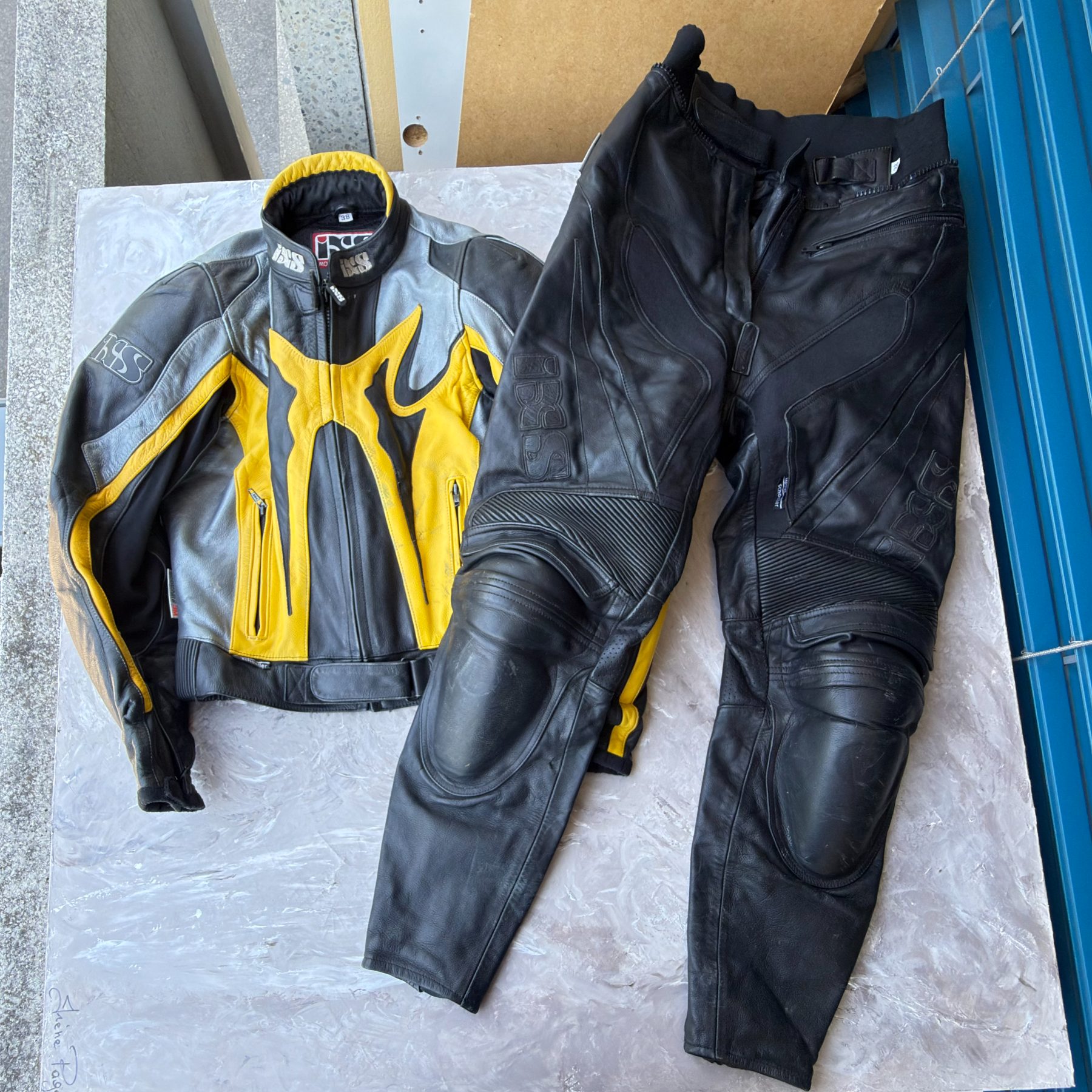 Combinaison moto cuir IXS, veste et pantalon - photo 1 sur TheSwissDeal